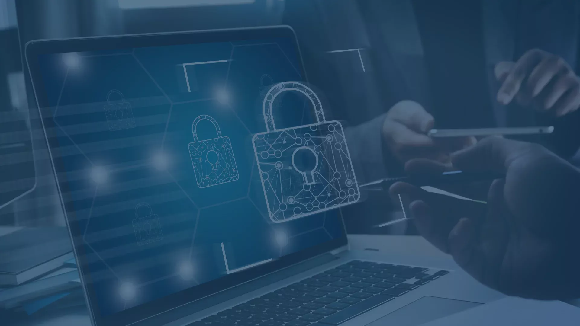 Hände bedienen ein Tablet mit einer digitalen Darstellung von vernetzten Sicherheitssymbolen wie Vorhängeschlössern und Netzwerken. Das Bild symbolisiert sichere IT-Infrastrukturen als Grundlage für nachhaltigen Geschäftserfolg und die Bedeutung von Lösungen wie audius secure.connect, um Risiken zu minimieren und die digitale Transformation voranzubringen