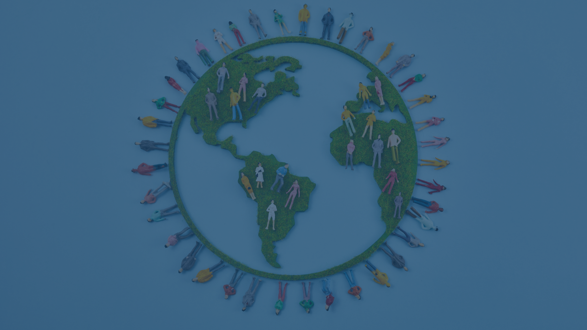 Eine grafische Darstellung eines Globus, auf dem zahlreiche kleine Figuren auf den Kontinenten sowie rund um den Rand des Globus verteilt sind. Die Figuren symbolisieren Menschen aus verschiedenen Regionen der Welt. Der Globus und die Figuren heben die globale Verbundenheit und Zusammenarbeit hervor, die durch den Einsatz moderner Technologien, wie Microsofts „Tech for Social Impact“-Programm, gefördert wird.