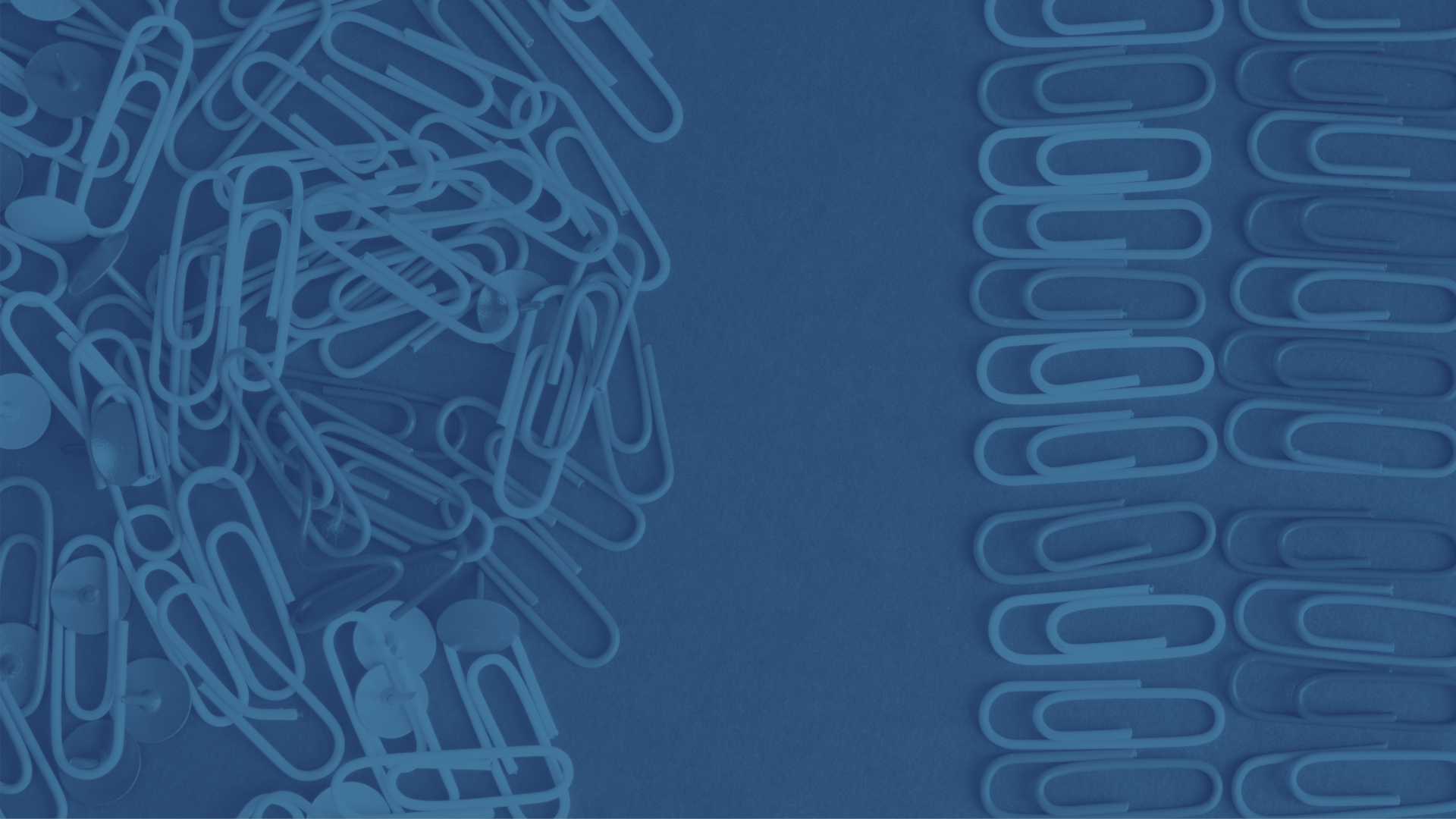 Ein Bild zeigt zwei Bereiche mit unterschiedlich organisierten Büroklammern: Links sind die Büroklammern unordentlich verstreut, während sie rechts sauber und strukturiert in Reihen angeordnet sind. Das Bild symbolisiert den Übergang von Chaos zu Ordnung, passend zu der Botschaft des Textes: "Ihre IT ist überlastet? Der IT-Support von audius hilft Ihnen nachhaltig Kosten zu senken.