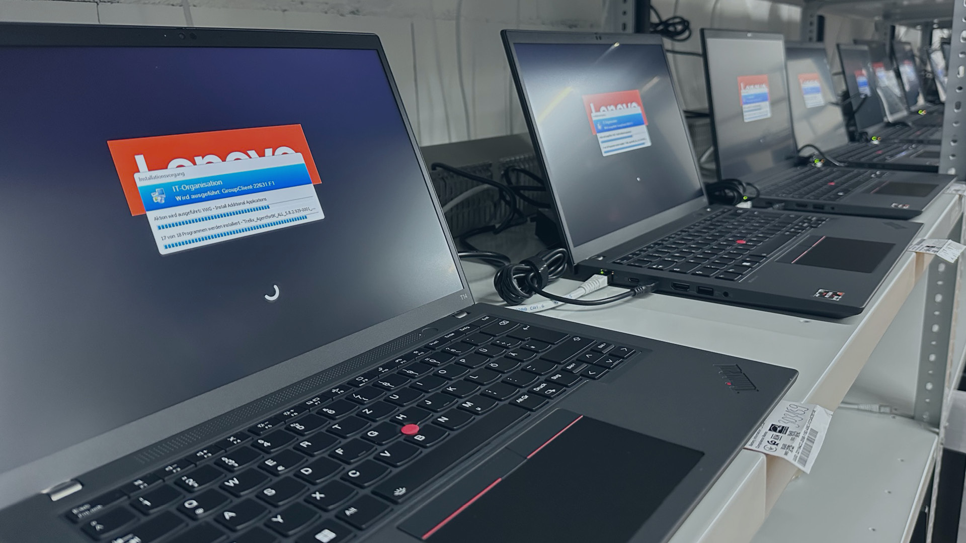 Professionelles Warehousing & Bestandsmanagement Sichere Lagerung und präzise Verwaltung von IT-Geräten, Zubehör und Ersatzteilen zur Gewährleistung schneller Verfügbarkeit und Optimierung der Logistikprozesse im gesamten Lifecycle.