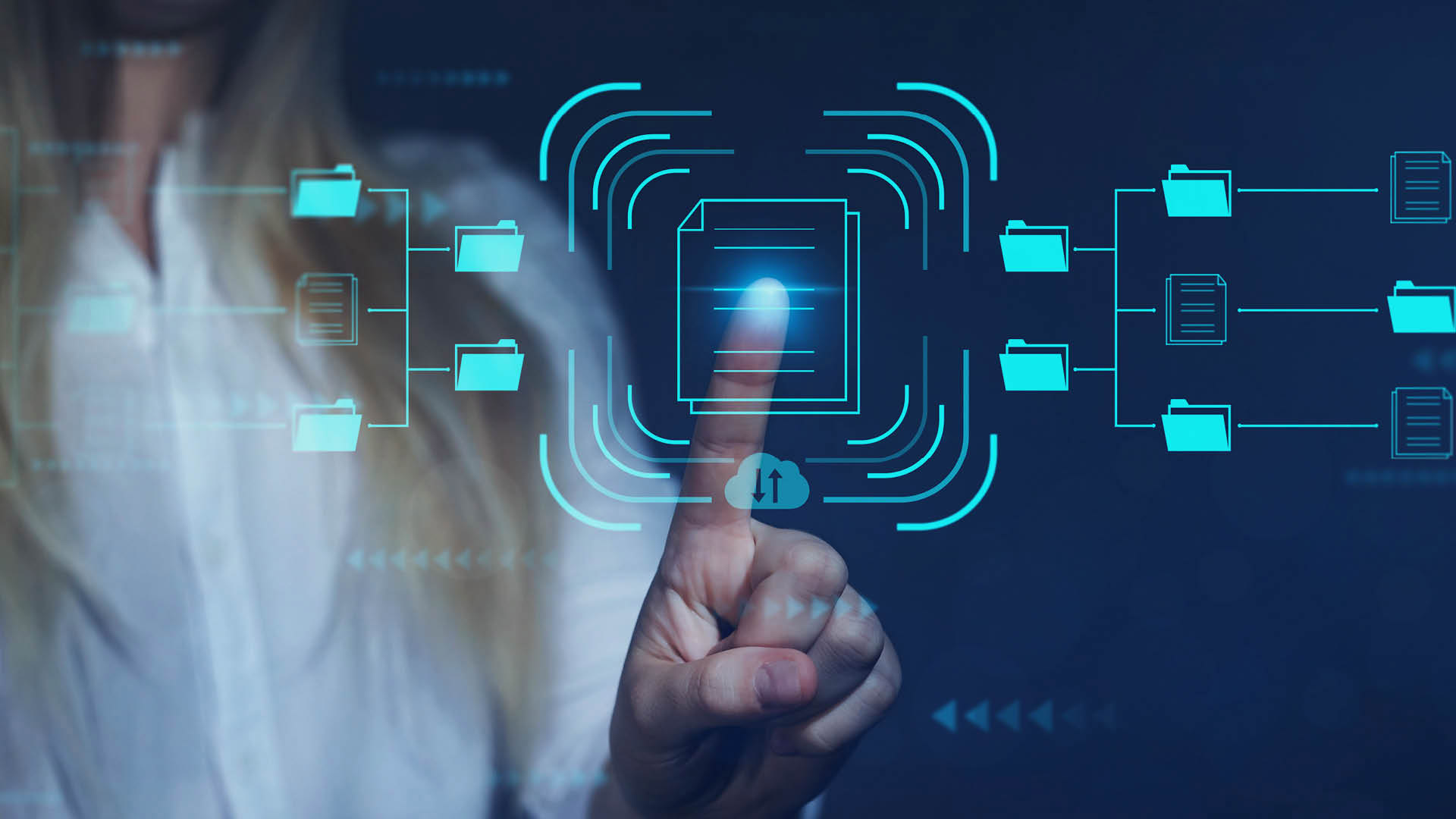 audius | MS Power BI CRM Frau tippt auf ein virtuelles Symbol für Dokumentenmanagement; digitale Icons für Ordner, Cloud und Datenverbindungen sind über dem Bild eingeblendet.