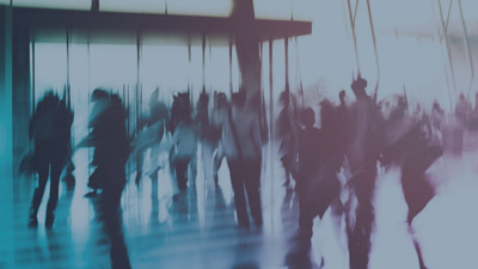 Verschwommene Menschen in Bewegung in einer modernen Halle – Symbol für Dynamik und Wandel