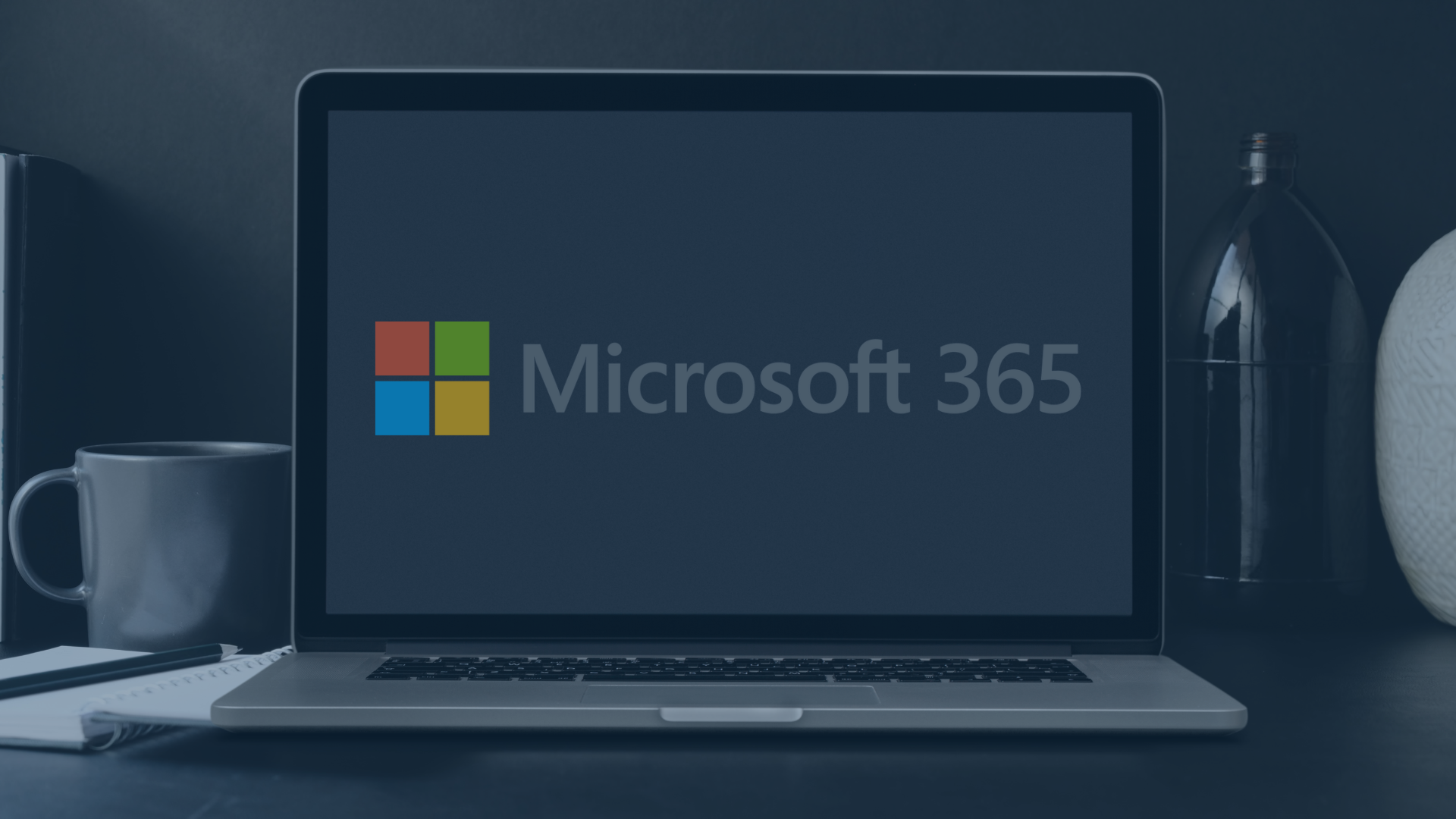 Laptop mit Microsoft 365 Logo auf dem Bildschirm. Symbolbild für moderne Lizenzierungsstrategien: Unternehmen stehen vor der Herausforderung, passende Microsoft 365 Lizenzmodelle auszuwählen, um Mitarbeitende effizient, sicher und flexibel auszustatten.