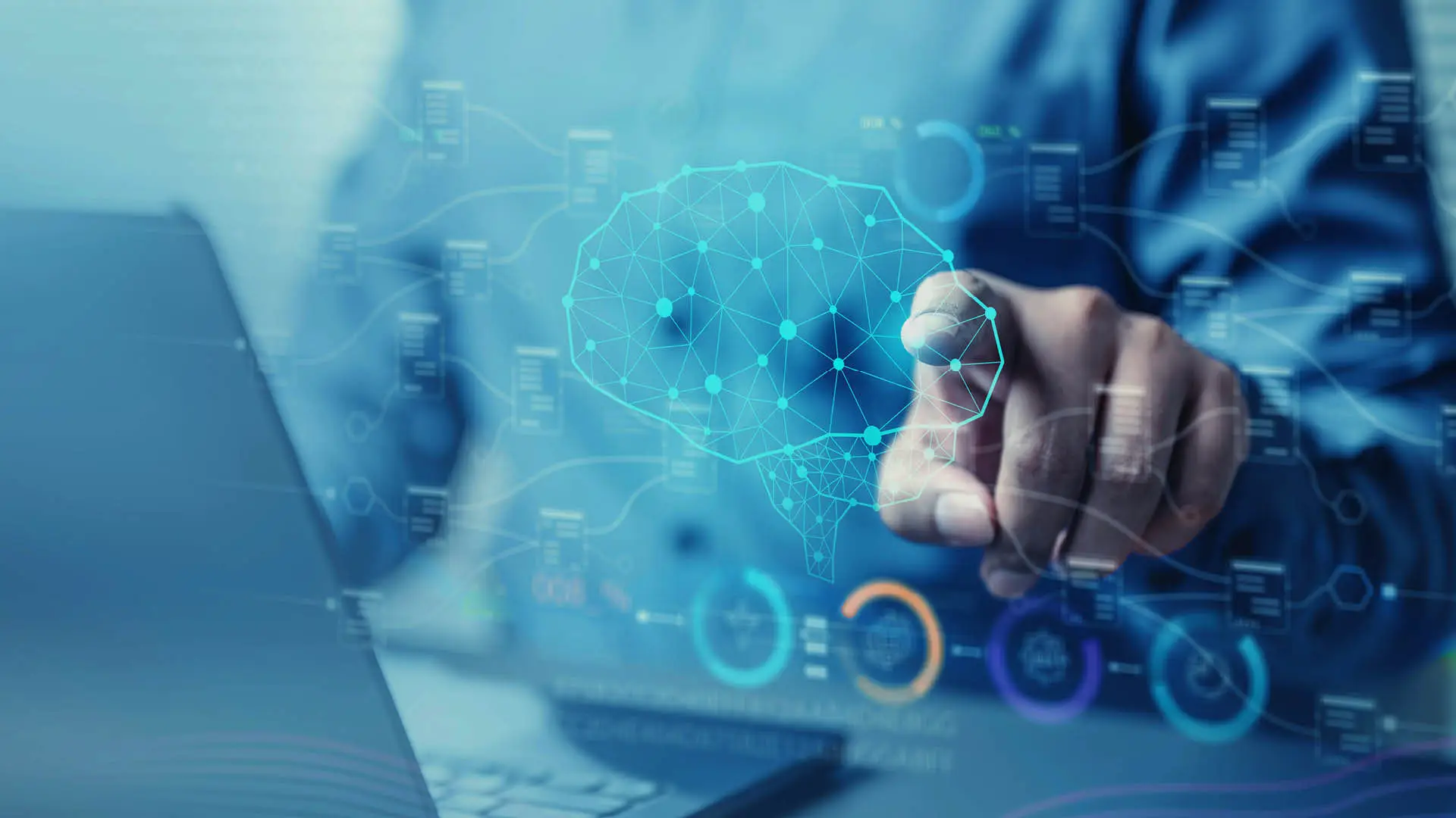 KI made und hosted in Germany Virtuelle Darstellung eines menschlichen Gehirns mit neuronalem Netzwerk und Daten-Dashboards über einem Laptop.