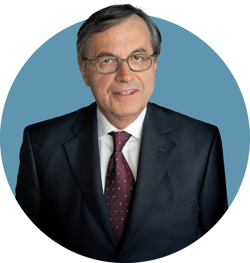 Porträt von Dr. Ottmar Gast, Aufsichtsrat der audius SE, lächelnd in dunklem Sakko und weißem Hemd vor blauem Hintergrund.