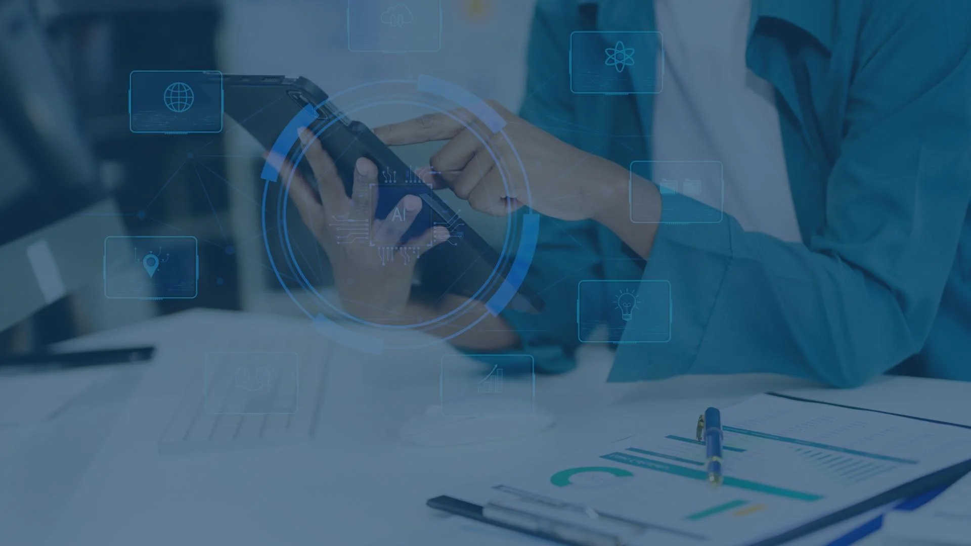 Mitarbeiter nutzt Tablet zur KI-Analyse – praxisnahes KI-Basisseminar nach Artikel 4 EU-AI-Act für rechtskonforme und sichere KI-Nutzung im Unternehmen.