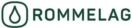 Dunkelgrüner Rommelag Schriftzug mit einem stilisierten Tropfen-Symbol in einem abgerundeten Quadrat