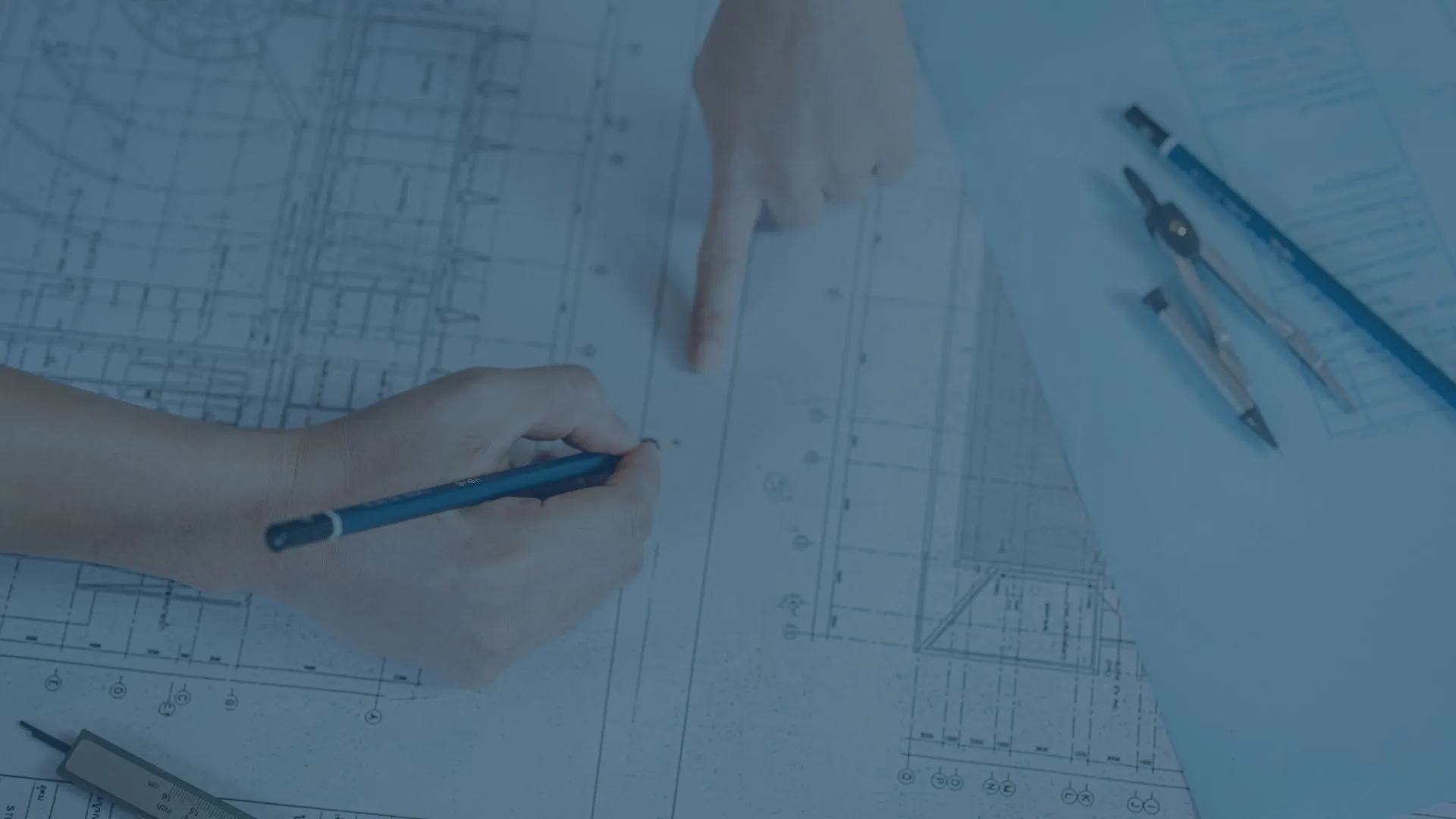 Technische Planung und Analyse von Infrastrukturprojekten Ingenieure planen technische Infrastruktur anhand von Bauplänen – strukturierte Analyse und präzise Planung von IT- und Sicherheitskonzepten.