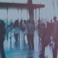 Verschwommene Menschen in Bewegung in einer modernen Halle – Symbol für Dynamik und Wandel