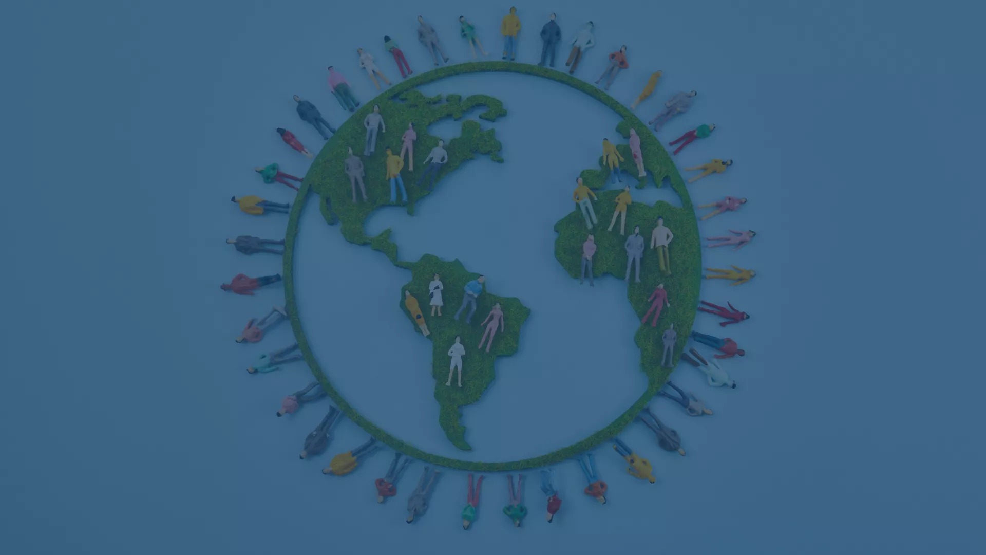 Eine grafische Darstellung eines Globus, auf dem zahlreiche kleine Figuren auf den Kontinenten sowie rund um den Rand des Globus verteilt sind. Die Figuren symbolisieren Menschen aus verschiedenen Regionen der Welt. Der Globus und die Figuren heben die globale Verbundenheit und Zusammenarbeit hervor, die durch den Einsatz moderner Technologien, wie Microsofts „Tech for Social Impact“-Programm, gefördert wird.