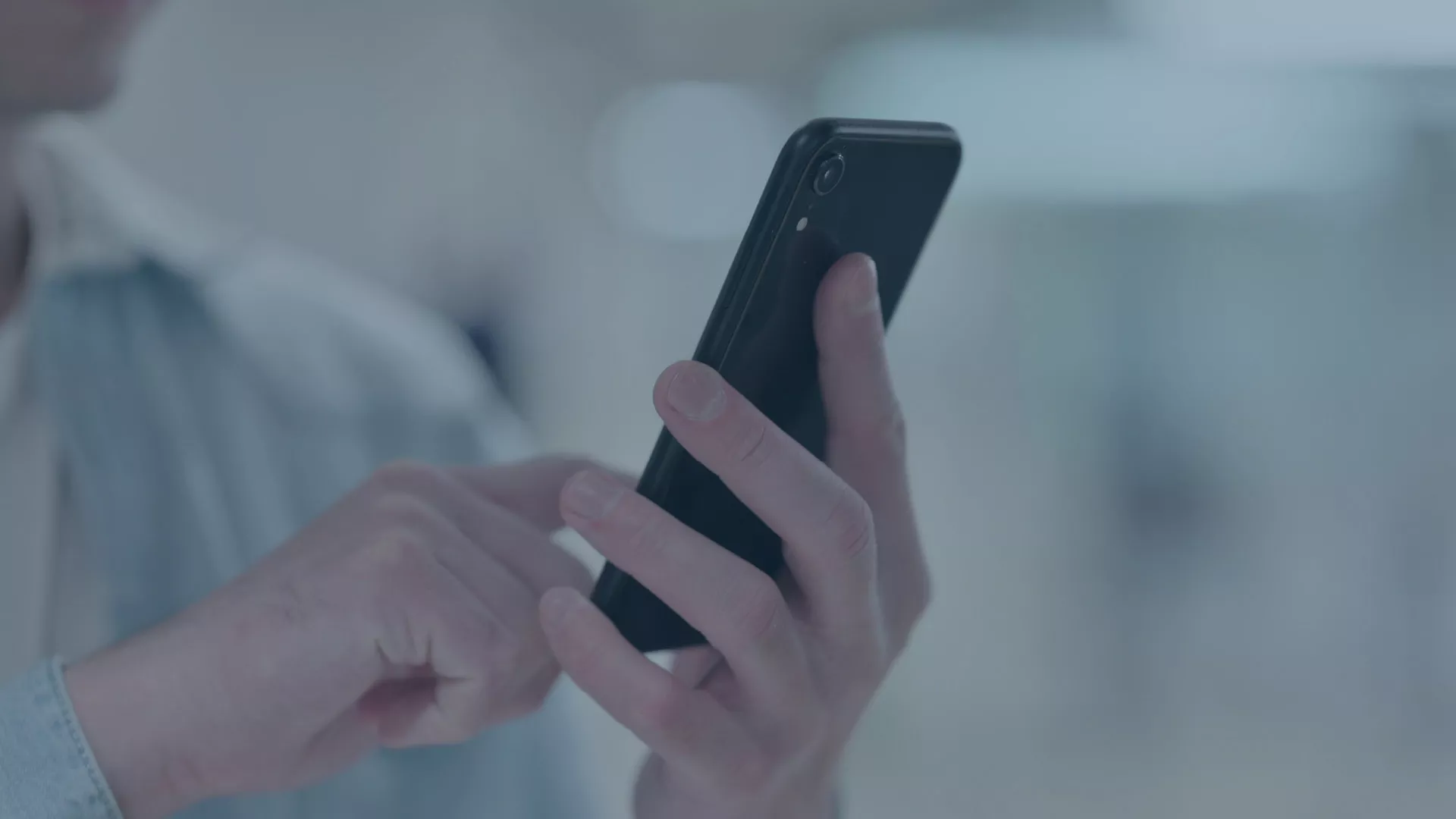 Eine Person hält ein Android-Smartphone in der Hand und tippt auf den Bildschirm. Das Bild steht sinnbildlich für die Verwaltung von Android-Geräten, die durch Programme wie Android Enterprise und Mobile Device Management (MDM) gesichert und vereinfacht werden können.