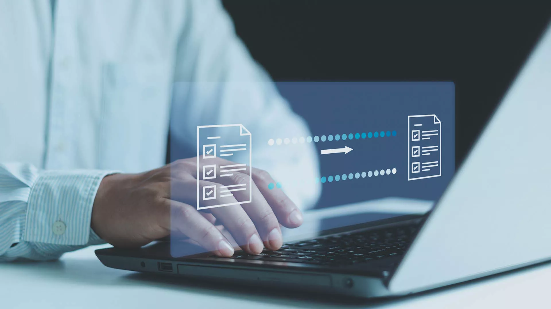 Das Bild symbolisiert die digitale Übertragung von Ausgangsbelegen: Ein Nutzer am Laptop sendet strukturierte Dokumente – ein Hinweis auf automatisierte Workflows, papierlose Abläufe und effiziente Datenprozesse.