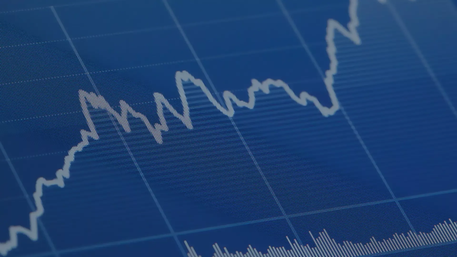 Nahaufnahme eines stark steigenden, weißen Börsencharts auf blauem, digitalem Bildschirm, symbolisiert positive Kursentwicklung und Aufwärtstrend.