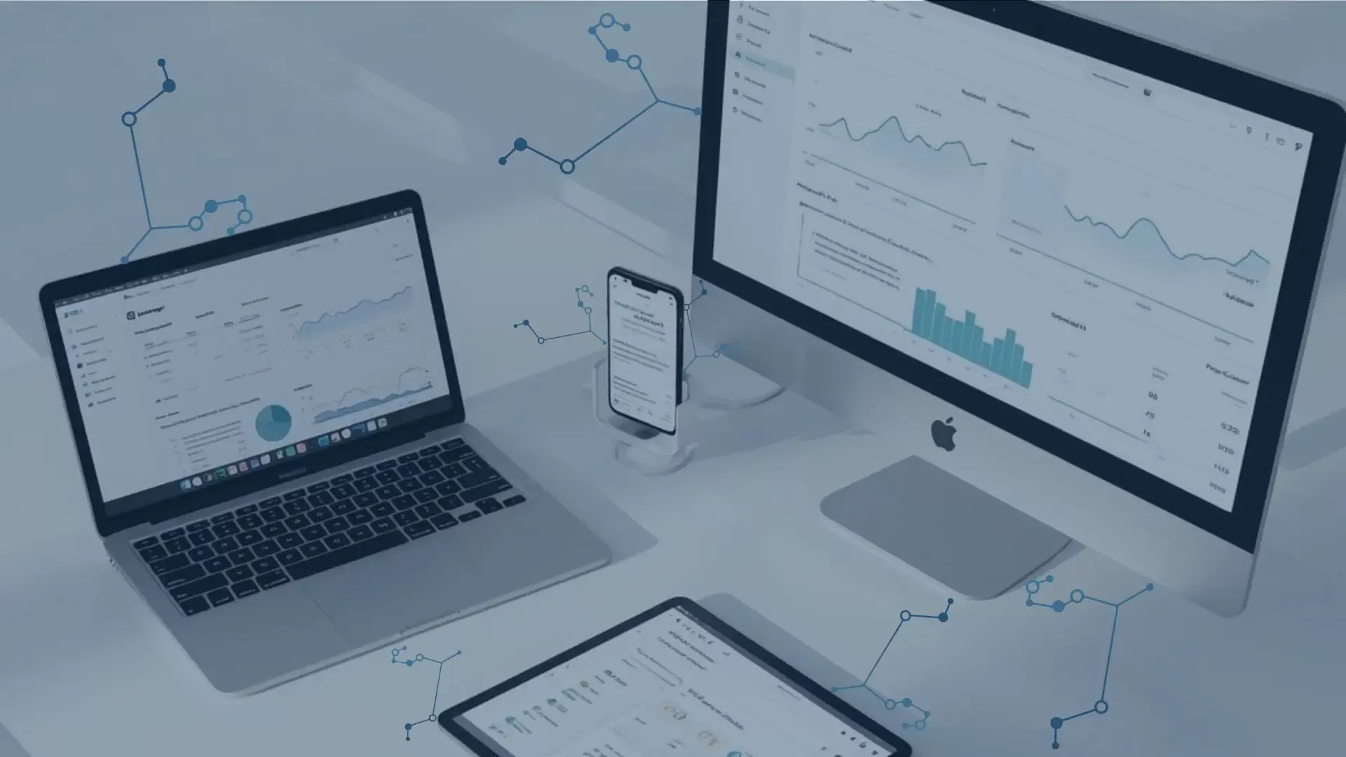 Headerbild mit mehreren Apple-Geräten – MacBook, iMac, iPad und iPhone – die Dashboards und Sicherheitsanalysen anzeigen. Das Bild symbolisiert modernes Apple Device Management, wie es auf der JNUC 2025 vorgestellt wurde, inklusive automatisierter Compliance-Benchmarks, zentralem Vulnerability Management, Self Service+ für mobile Geräte sowie erweiterten Schutzfunktionen für Führungskräfte.