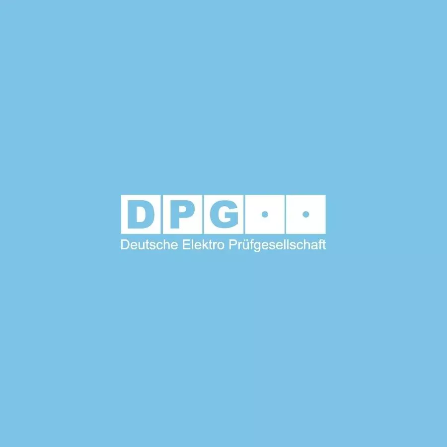 Logo der Deutschen Elektro Prüfgellschaft (DPG) auf blauem Hintergrund.