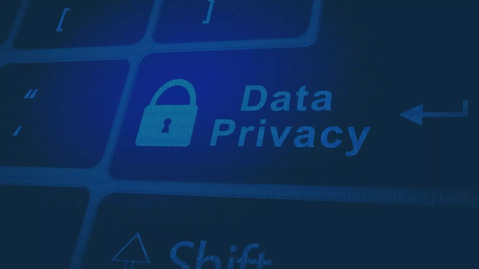 Nahaufnahme einer Computertastatur, auf deren Enter-Taste ‚Data Privacy‘ und ein Schloss-Symbol zu sehen sind – Symbolbild für Datenschutz und Datensicherheit.