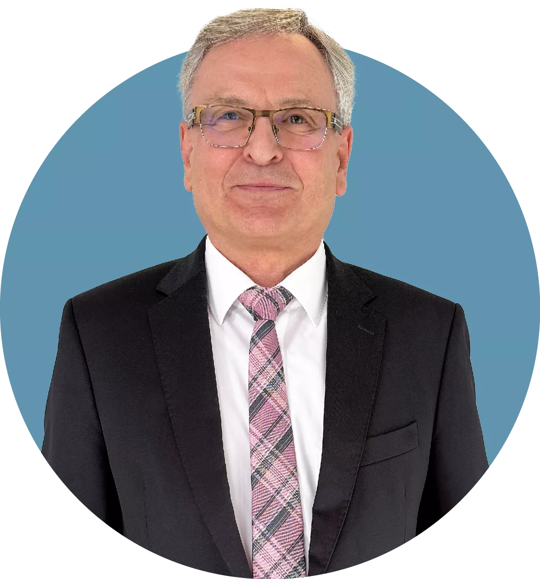 Porträt von Jürgen Tschiesche, Aufsichtsrat der audius SE, lächelnd in dunklem Sakko und weißem Hemd vor blauem Hintergrund.