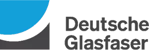 Deutsche Glasfaser Unternehmenslogo: Grauer Schriftzug „Deutsche Glasfaser“ mit einer markanten, geschwungenen Grafik in Hellblau und Grau