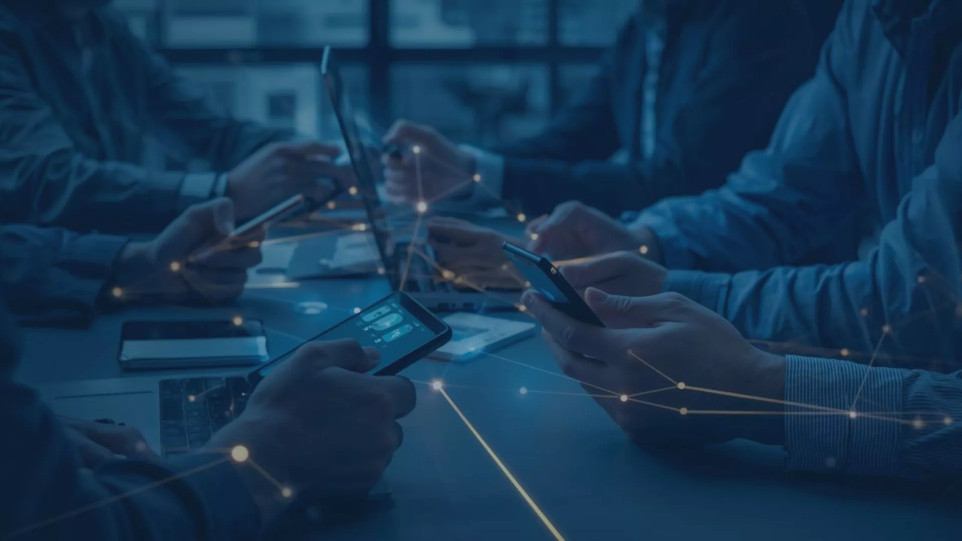 Mehrere Personen arbeiten flexibel mit privaten und geschäftlichen Geräten wie Smartphones und Laptops. Das Bild symbolisiert die moderne Arbeitswelt mit BYOD (Bring Your Own Device) und zeigt, wie SecurePIM durch sichere Container-Lösungen den Zugriff auf Unternehmensdaten schützt – strikt getrennt von privaten Daten, verschlüsselt und DSGVO-konform. Ideal für Unternehmen und Behörden, die Flexibilität und höchste Sicherheitsstandards vereinen möchten