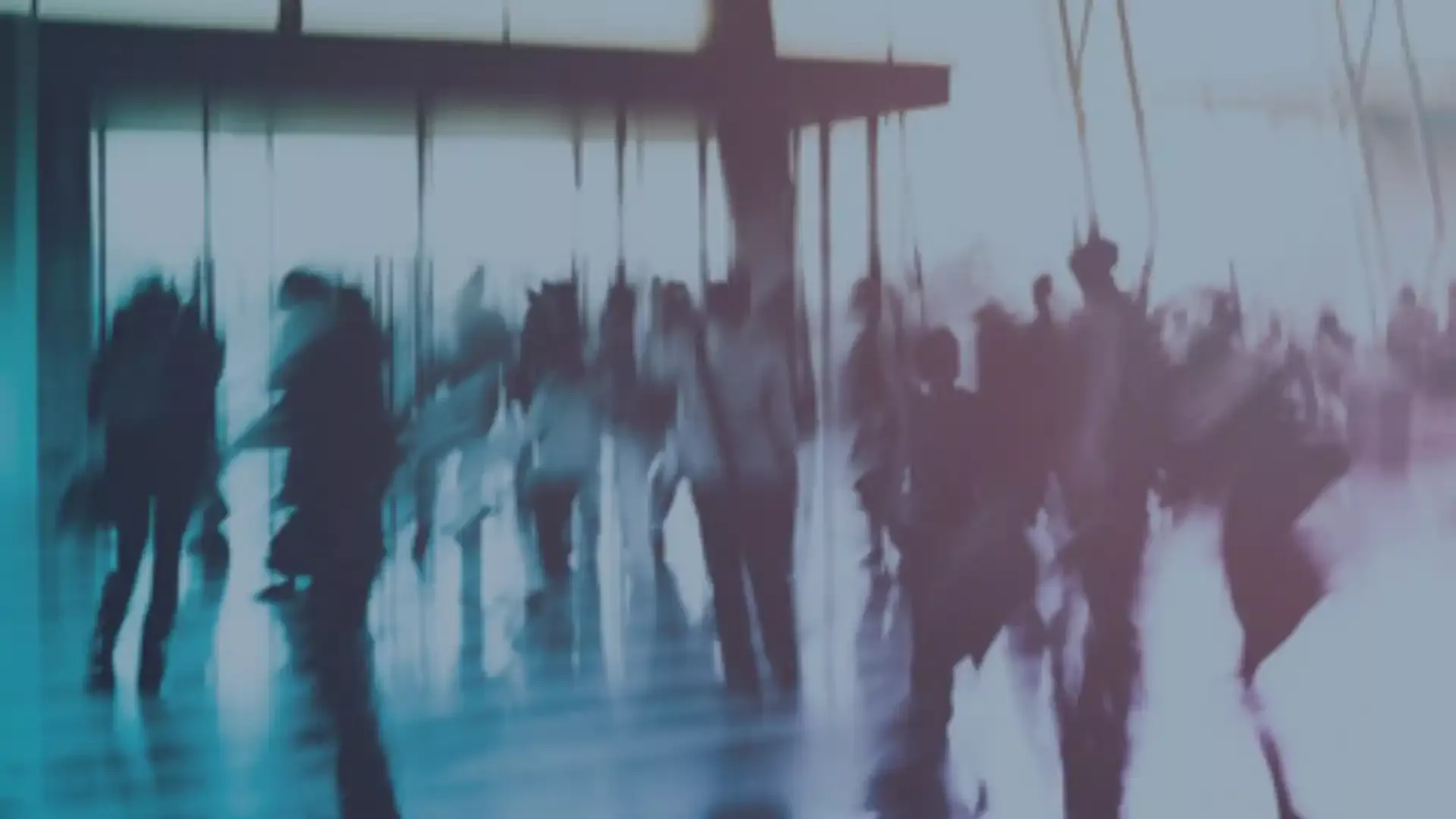 Verschwommene Menschen in Bewegung in einer modernen Halle – Symbol für Dynamik und Wandel