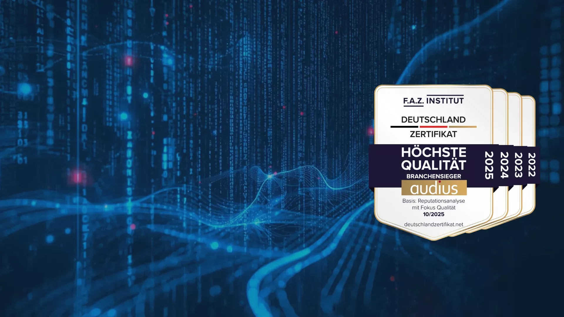Digitaler Hintergrund mit Matrix-Code und Wellenlinien, rechts im Bild vier gestaffelte Zertifikatsabzeichen des F.A.Z.-Instituts mit audius-Logo, die die Auszeichnung 'Höchste Qualität - Branchensieger' für die Jahre 2022 bis 2025 zeigen, basierend auf Reputationsanalyse mit Fokus Qualität