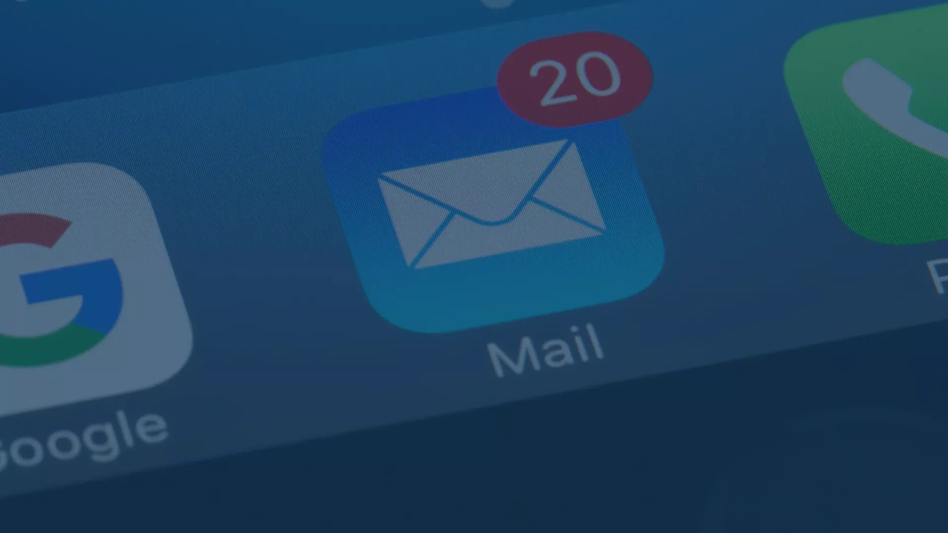 Smartphone-Display mit der Apple Mail-App und einer Benachrichtigung über 20 ungelesene Nachrichten – Symbol für die gezielte Steuerung von Unterbrechungen durch den Apple Fokus Modus, der im Unternehmenskontext Produktivität und digitale Work-Life-Balance fördert.