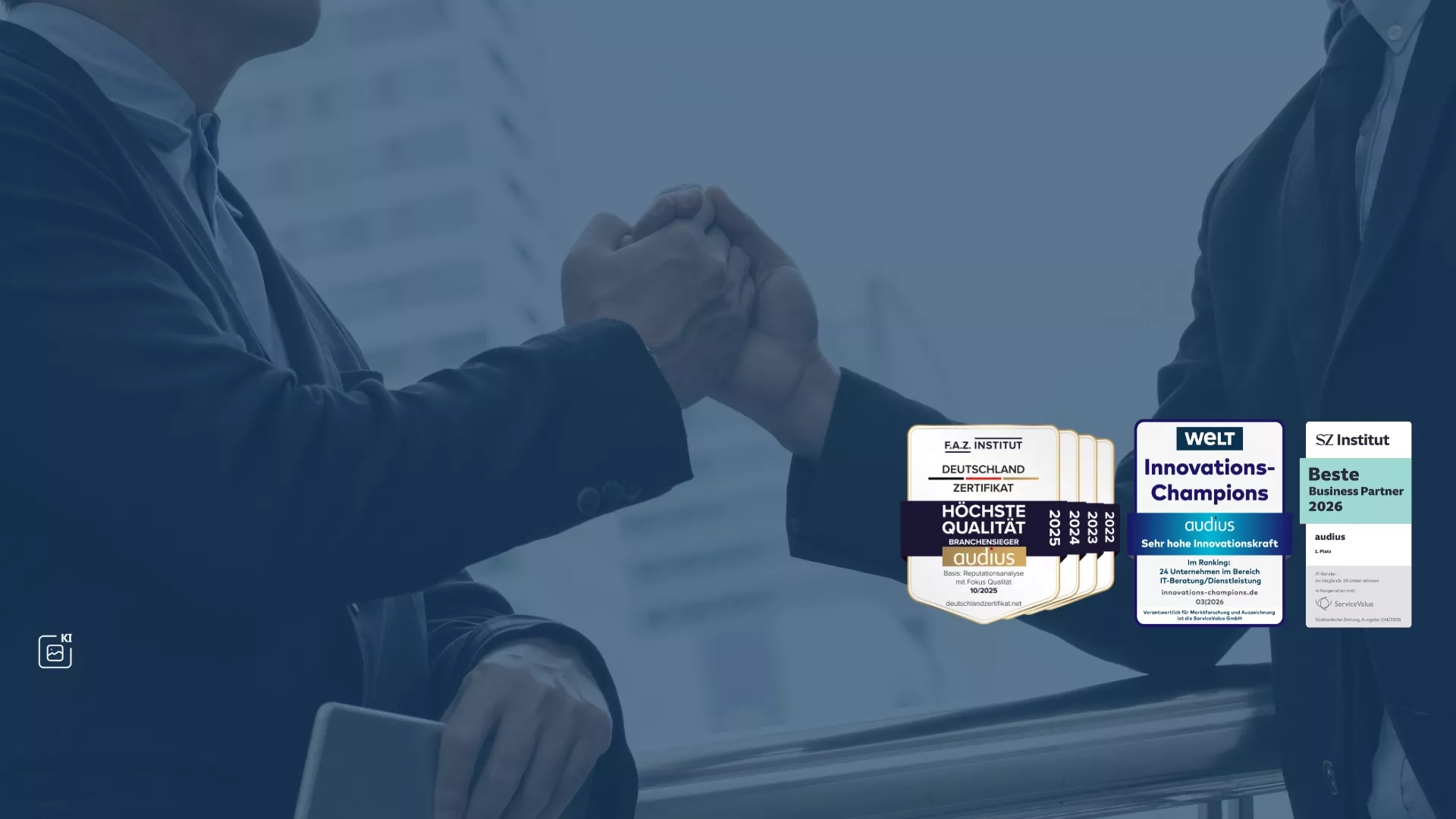 Händedruck mit drei Awards für audius: Branchensieger 2025 (F.A.Z.), Innovations-Champion 2024 (WELT) und Bester Business Partner 2026 (SZ Institut).