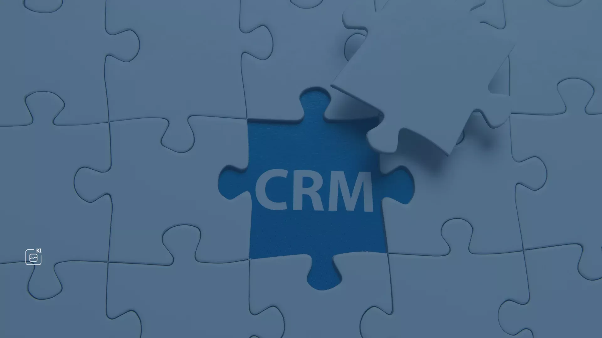 CRM-Puzzle: Symbolbild für Customer Relationship Management als zentraler Baustein für Innovation und Service-Exzellenz in Unternehmen. Erfolgreiche CRM-Projekte beginnen mit einer strategischen Verknüpfung von Kundendaten, Servicequalität und digitaler Transformation – der Schlüssel zu nachhaltigem Wachstum und Wettbewerbsvorteilen.
