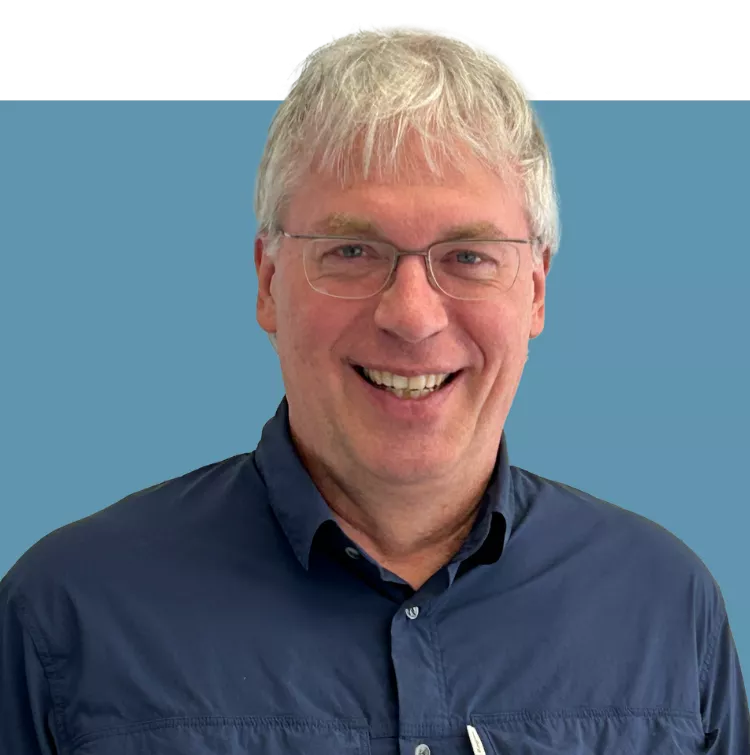 Portrait von Dr. Stephan Weidner mit dunkelblauem Hemd vor blauem Hintergrund.  Er ist im Vorstand der Tochtergesellschaft CompuSafe Data Systems AG tätig. 