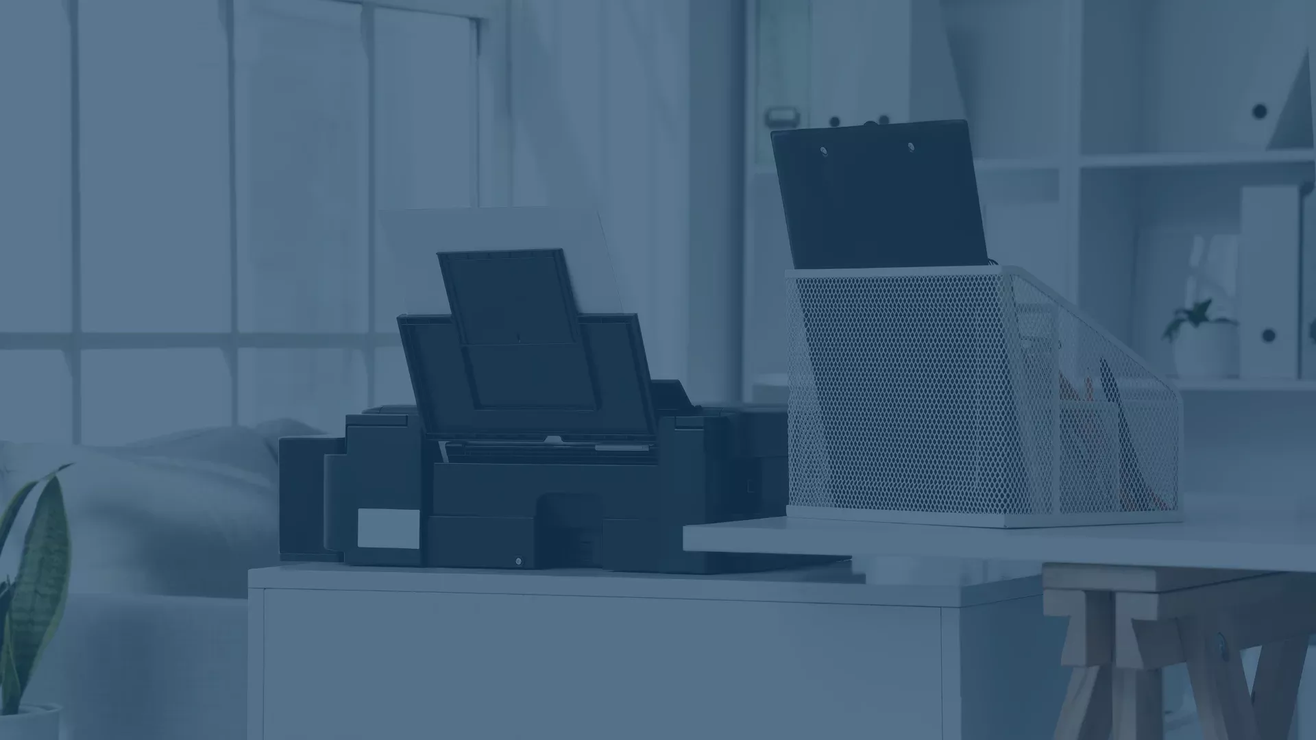 WLAN-Drucker im Büro als Beispiel für wiederkehrende IT-Anfragen, die über eine zentrale Wissensbasis schnell beantwortet werden und den Service Desk entlasten.