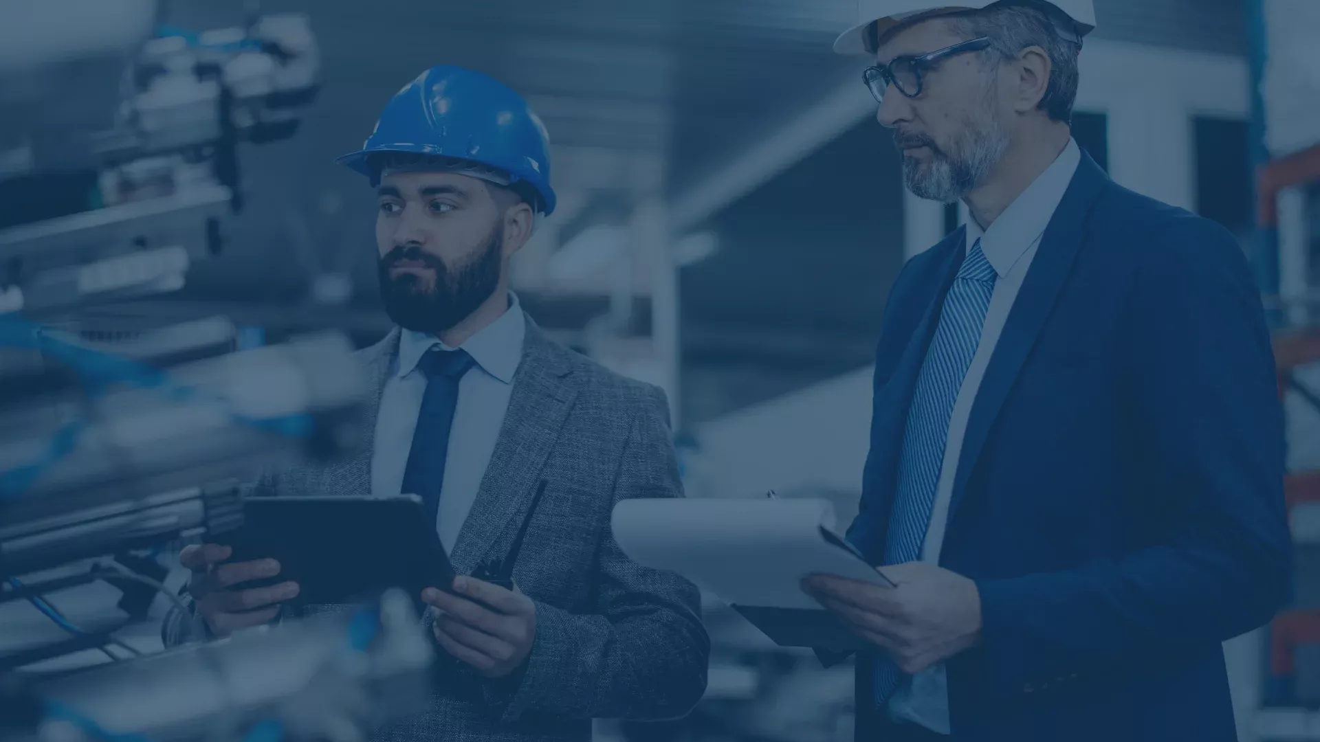 Zwei Mitarbeitende im Facility-Management prüfen Informationen zu Gebäuden, Räumen und Arbeitsplätzen – cleverSupport beantwortet Anfragen aus der zentralen Wissensbasis standort- und teamübergreifend konsistent.