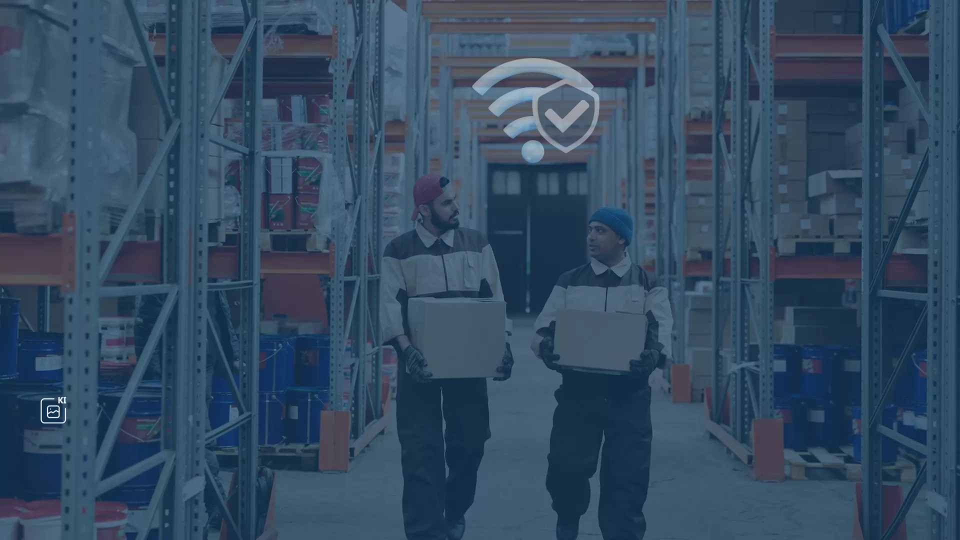 Hochregallager mit zwei Lagerarbeitern, die Kartons tragen, und metallenen Regalsystemen: Professionelle WLAN-Lösung von audius für zuverlässige Netzwerkabdeckung, effiziente Logistik und stabile Verbindungen durch Site Survey und WLAN-Ausleuchtung