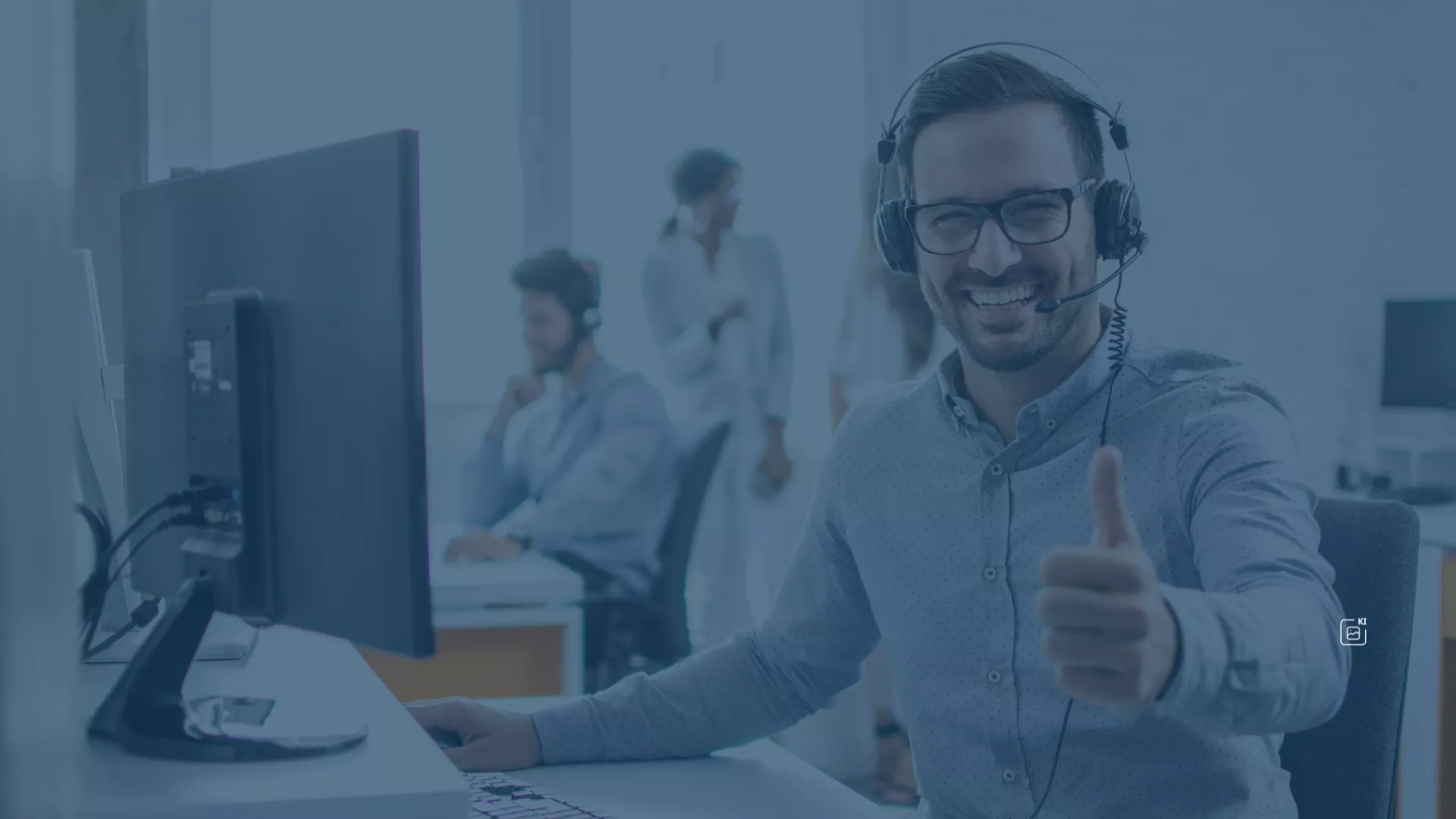 Service-Mitarbeiter mit Headset und Daumen hoch im Büro – Repräsentiert klare Rollen, Verantwortung und Ownership im Service Desk für mehr Effizienz und Kundenzufriedenheit.
