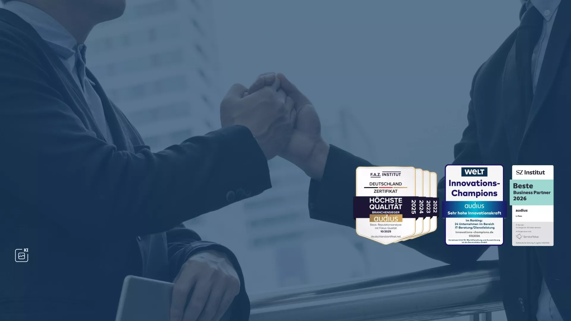 Händedruck mit drei Awards für audius: Branchensieger 2025 (F.A.Z.), Innovations-Champion 2024 (WELT) und Bester Business Partner 2026 (SZ Institut).