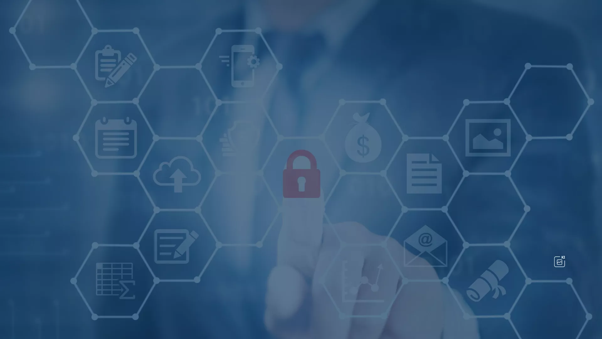 Hand drückt auf ein Vorhängeschloss-Symbol in einem digitalen Hexagon-Netzwerk – ISO 27001, ISMS, IT-Sicherheit und strategische Compliance