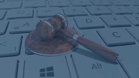 Ein Holzrichterhammer auf einer Computertastatur. Symbolisch für die rechtliche und digitale Verantwortung im Datenschutz gemäß der Datenschutz-Grundverordnung (DS-GVO), die Grundsätze wie Rechtmäßigkeit, Transparenz, Zweckbindung, Datenminimierung, Richtigkeit, Speicherbegrenzung, Integrität, Vertraulichkeit und Rechenschaftspflicht umfasst.