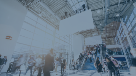 Veranstaltungsort der Jamf Nation Live 2025 in München mit zahlreichen Teilnehmern in einem modernen, lichtdurchfluteten Messefoyer – audius als Jamf Elite Partner vor Ort mit spannenden Sessions, Networking und Apple-Management-Lösungen.