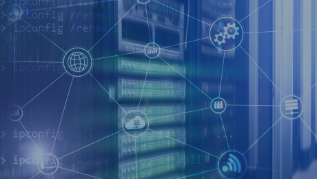 Eine blau getönte Abbildung, die ein Server-Rack mit leuchtenden Lichtern im Hintergrund zeigt. Über diesem Hintergrund liegt ein transparentes Netz aus verbundenen Linien und Symbolen, die IT-Konzepte darstellen, darunter ein Globus, Zahnräder, ein Diagramm, Cloud-Symbole und ein WLAN-Signal. Links sind überlagerte Befehlszeilen-Auszüge wie 'ipconfig /renew' zu sehen, die auf Netzwerkmanagement hinweisen. Das Gesamtbild vermittelt Konzepte von IT-Infrastruktur, Netzwerk und digitalem Management.