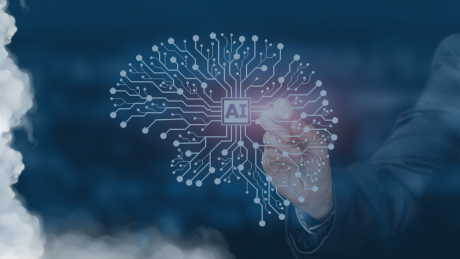 Geschäftsperson zeigt auf leuchtende KI-Schaltkreis-Visualisierung mit Gehirn-Motiv und zentralem AI-Chip – künstliche Intelligenz und digitale Transformation im Mittelstand