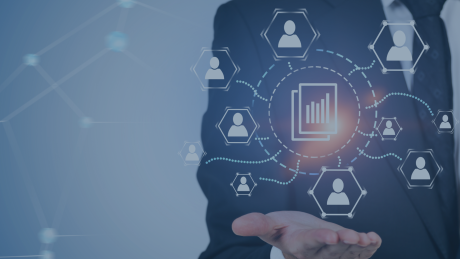 Die Anforderungen an modernes Asset Management steigen stetig: Unternehmen benötigen heute nicht nur Transparenz über ihre IT-Assets, sondern auch über sämtliche Wirtschaftsgüter im Betrieb. Die Grafik zeigt vernetzte Symbole für Personen und Daten, die ein zentrales Dokument mit Balkendiagramm umkreisen – als Visualisierung für den audius Asset Manager.