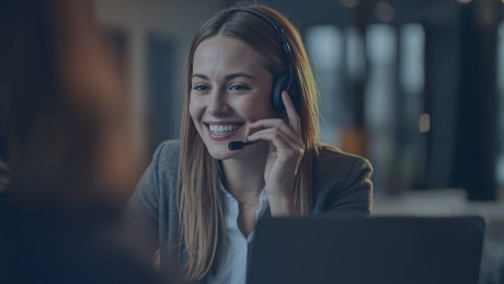 Headerbild mit einer telefonierenden Service-Mitarbeiterin in einem modernen Büro. Die Person wirkt freundlich und konzentriert, während sie mit einem Kunden spricht. Das Bild vermittelt professionelle, empathische Kommunikation und unterstreicht die Bedeutung von Soft Skills wie aktivem Zuhören und lösungsorientiertem Handeln im telefonischen Kundenservice.