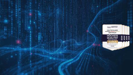 Digitaler Hintergrund mit Matrix-Code und Wellenlinien, rechts im Bild vier gestaffelte Zertifikatsabzeichen des F.A.Z.-Instituts mit audius-Logo, die die Auszeichnung 'Höchste Qualität - Branchensieger' für die Jahre 2022 bis 2025 zeigen, basierend auf Reputationsanalyse mit Fokus Qualität