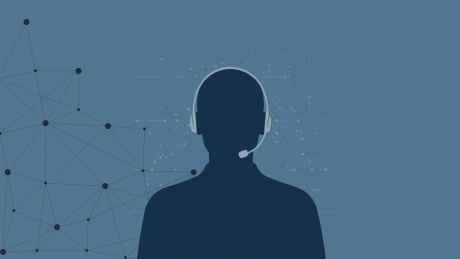 Das Bild zeigt die Silhouette einer Person mit Headset vor einem abstrakten, technologisch wirkenden Hintergrund mit vernetzten Punkten und Linien.