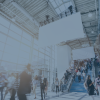 Veranstaltungsort der Jamf Nation Live 2025 in München mit zahlreichen Teilnehmern in einem modernen, lichtdurchfluteten Messefoyer – audius als Jamf Elite Partner vor Ort mit spannenden Sessions, Networking und Apple-Management-Lösungen.